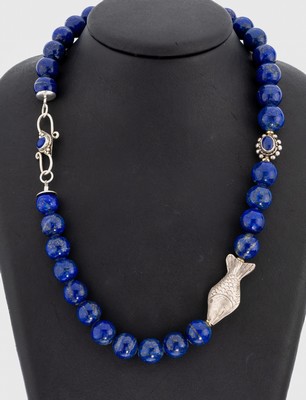 Lapislazulicollier, S-Schließe und Zwischen- montur mit Lapislazuli Silber, vollplastischer silberner Fisch, Kugeld. ca. 11.6 - 12.8 mm, L. ca. 46 ...