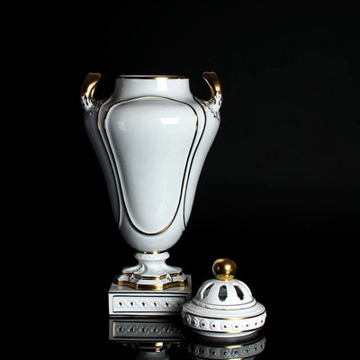 Große Deckelvase/Potporrivase, Fürstenberg, 20. Jh., weiß mit Goldstaffage, Doppelhenkel, Deckel mit Durchbrucharbeit, H. ca. 51 cm, B. ca. 23 cm