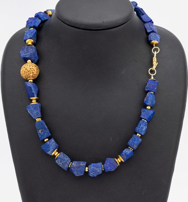 Lapislazuli-Collier, S-Schließe, Zwischenkugel und -Monturen Silber vergoldet, L. ca. 48 cm