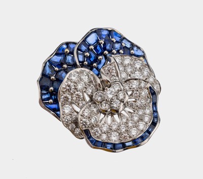Platin Brillant-Saphir-Brosche, Pt 950, Darstellung einer Blüte, 61 Brillanten zus. ca. 4.0 ct feines Weiß-Weiß/vs-si, 48 eingeschliffene Saphire ...