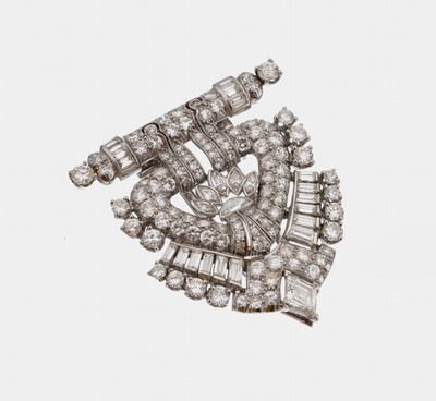 Art Deco Platin Diamant-Kleiderclip, um 1925, Pt gepr., geometrische Gestaltung, 120 Diamanten in versch. Schliffformen zus. ca. 3.20 ct Weiß/si-p, ...
