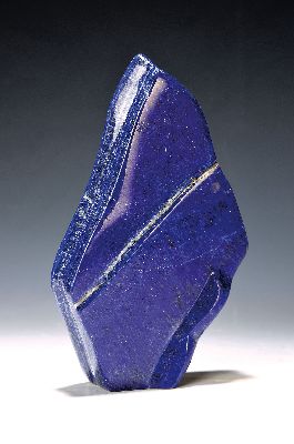 Lapislazuli in Freiform, ca. 1.9 kg, Afghanistan, geschliffen und poliert, aufrecht stehender Rhombus, Pyrit- und Calcit-Adern, ca. 1943 g, H. 23 cm