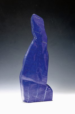 Großer Lapislazuli in Form einer sitzenden Katze, ca. 4.5 kg, geschliffen und poliert, mit feinen Pyrit-Adern, dekorativer Charakter, ca. 4586 g, H. ...