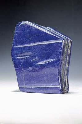 Lapislazuli in Blockform, ca. 3.7 kg, Afghanistan, geschliffen und poliert, annähernd rechteckige Form, beidseitig lineare Vertiefung, feine ...