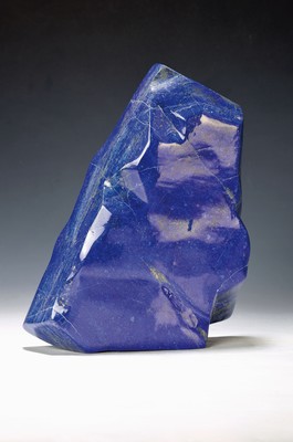 Großer Lapislazuli in Freiform, ca. 7.3 kg, Afghanistan, aufrechte Form, geschliffen und poliert, feine Pyrit-Adern, 30x25x6 cm