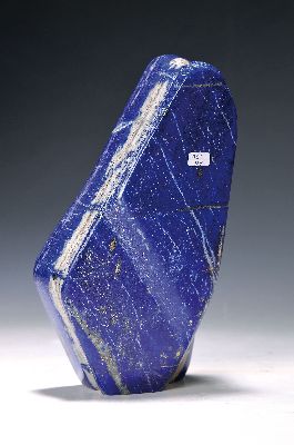 Lapislazuli in Freiform, ca. 2.8 kg, Afghanistan, geschliffen und poliert, rhomboide Form, feine Pyrit- und Calcit-Adern, ca. 2881 g, 23x12x5 cm