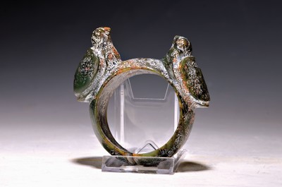 Armreif aus Jade, nach altem Vorbild (Hongshan?), China, 20.Jh., grüne Jade mit Ausblühungen, runder Reif mit einem Paar aufgesetzter Vögel, ...