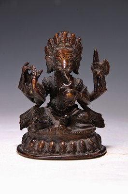 Skulptur des Gottes Ganesha, Indien, um 1900, Bronzeguß, in Elefantengestalt mit vier Armen auf Lotusthron sitzend, geschlossener Sockel, H. ca. 10cm