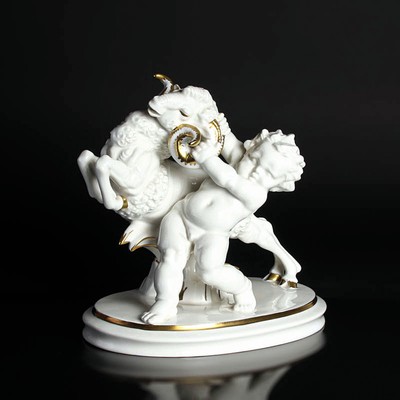 Porzellanfigur, "Übermut", Hutschenreuther, Entwurf Karl Tutter um 1929-38, Darstellung eines Puttos, einen aufbäumenden Widder bei den ...