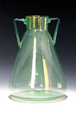 Grüne Murano Glas Soffiato Henkelvase, Entwurf Vittorio Zechini oder Carlo Scarpa, um 1921- 25, dünnwandiges Glas, Ausführung Ausführung Pauly & ...
