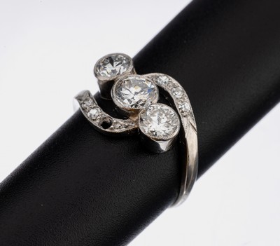 Platin Diamant-Ring, 1930er Jahre, Platin gepr., 3 Altschliff-Diamanten zus. ca. 1.10 ct Weiß/p 1, 5 8/8-Diamanten zus. ca.0.03 ct Weiß/p1, 1 ...