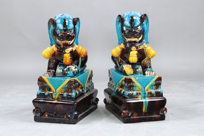 Paar Wächterlöwen - Fohunde, China, 20.Jh., Keramik, polychrom glasiert, l. Alterssp., ca. 60 x 42 x 28 cm, EZ 2