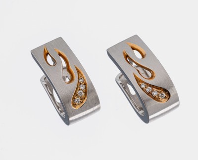Paar 14 kt Gold Brillant-Creolen, WG/GG 585/000, 8 Brillanten zus. ca. 0.04 ct Weiß/ si, ca. 7.3 g, Klappscharnier, L. ca. 1.5 cm