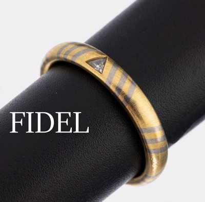 18 kt Gold Diamant-Ring, GG/WG 750/000, Diamant-Triangel ca. 0.045 ct feines Weiß/si, Karatangaben grav., Meistermarke FIDEL, Marktredwitz, total ...