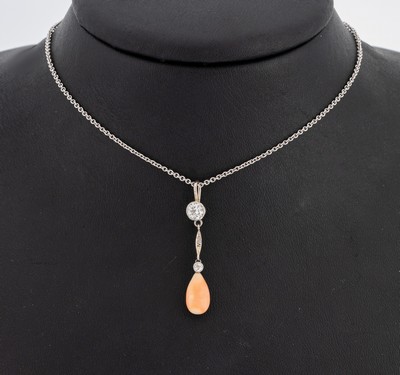 18 kt Gold Korall-Diamant-Anhänger, an Kette, um 1930, WG/GG 750/000 gepr., Engelhautkoralle als Abhängung (matt.), 3 Altschliff-Diamanten und 3 ...