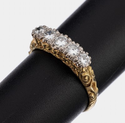 14 kt Gold Brillant-Ring, 1930er Jahre, GG/WG 585/000, 5 Brillanten zus. ca. 0.60 ct Weißsi, seitl. Ziergravuren, total ca. 3.5 g, RW 59