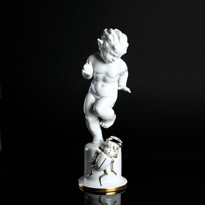 Porzellanfigur Faun mit Hirschkäfer, Lorenz Hutschenreuther, Kunstabteilung Selb, 1920/30er-Jahre, Porzellan, Goldstaffage, vor einem Hirschkäfer ...