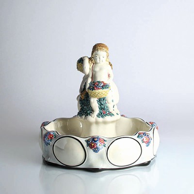 Grosser Tafelaufsatz, Karlsruher Majolika, 'Fruchtschale mit 3 Mädchen', 1913 Entwurf Heinze, Modellnr. 1313, polychrome Unterglasur ...