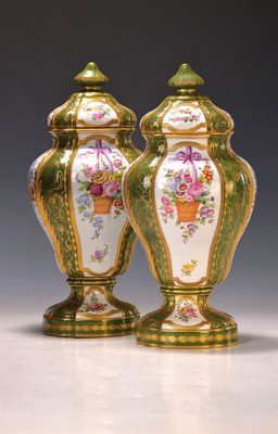 Deckelvasenpaar nach Sevres-Vorbild, Paris, wohl Samson, um 1900, Porzellan, Malerei mit Blumenbuketts, reiche Goldstaffage, grüner Fond, am Boden ...