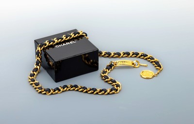CHANEL Gürtel, Vintage, Metall verg., typ. Kettendesign, dunkelblaues Kalbsleder, CC- Abhängung, Hakenschließe, Gesamtl. ca. 100 cm,in orig. Etui