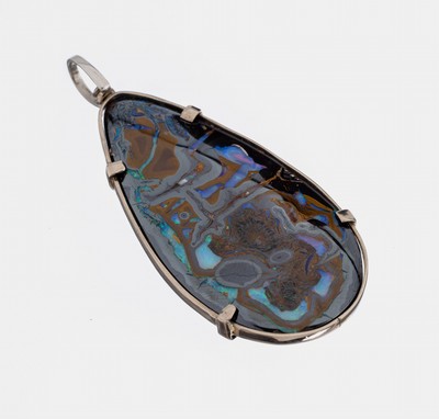 Platin Opal-Anhänger, Platin gepr., tropfenförmiger Boulderopal mit feiner Matrix, min. besch. L. ca. 7.5 cm, ca. 42.9 g