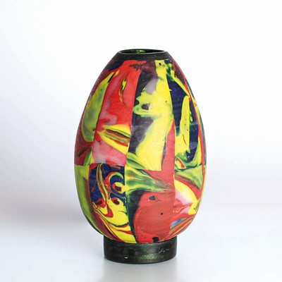 Studioglas-Vase, Klaus Moye (1936-2016), 1995 , Mosaikglastechnik, aus einer Vielzahl an vorgefertigten Glasquadern verschmolzene Vase,matt poliert, ...