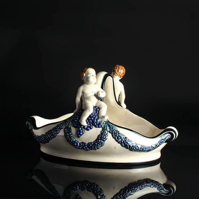 Henkelschale mit Traubenputti, Karlsruher Majolika, Entw. Wilhelm Süß (1861-1933), Modellnr. 1164, Keramik, farbig staffiert, Blumenghirlanden und ...