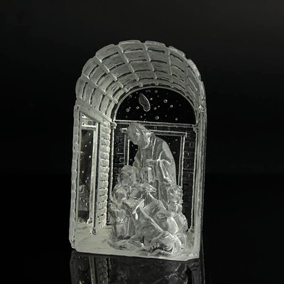 Glaskunst-Objekt, Kristian Klepsch, Mizzi Glashütte, Uttendorf, farbloses Glas, geschliffen und geätzt, mehrdimensionaler Dekor, Krippe mit ...