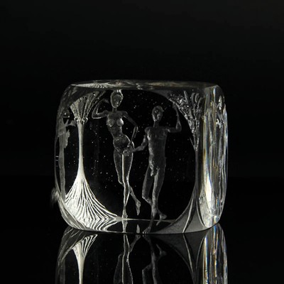Glaskunst-Objekt/Paperweight, Kristian Klepsch, Mizzi Glashütte, Uttendorf, farbloser Glaswürfel, geschliffen und geätzt, Reliefdekor "Adam & ...