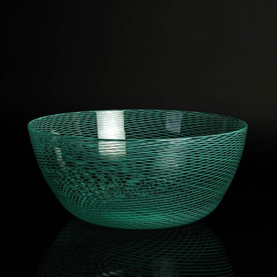 Glasschale, Zuschreibung Barrovier & Toso, Murano, Italien, farbloses dünnwandiges Glas, türkisfarbenes Fadeneinschmelzungen mit Netzmuster in a ...