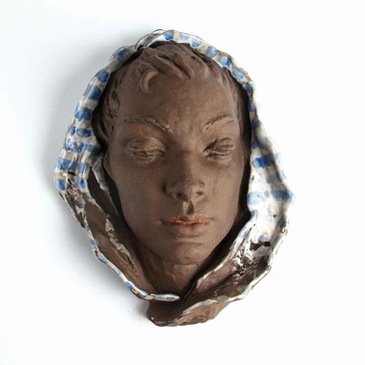 3 Wandmasken, Gertrud Woltershoff und Lore Friedrich-Gronau, Karlsruher Majolika, ungalsierter brauner Ton, Partien des Kopfschmuck farbig glasiert, ...