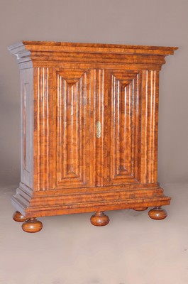 Frankfurter Wellenschrank, um 1720/30, Nußbaumfurnier, weit ausladendes Gesims und Sockel, in schöner Patina, orig. Zustand, vollständig rest., ...