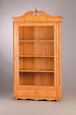 Vitrine, Biedermeier, norddeutsch, 1830/40, Birkenfurnier, Front mit einer Tür, verglast mit orig. gewalztem Glas, eine Sockelschublade, in schöner ...