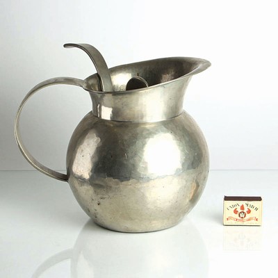 Bowlekanne mit Deckel und Schöpfkelle, Karl Raichle Meersburg, um 1935, Zinn in Treibarbeit, Bodenmarke, H. ca. 22cm, L. der Kelle ca. 29cm