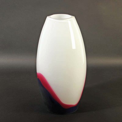 Große Vase, Murano Italien, Entwurf Roche Bobois, mundgeblasenes farbloses Glas mit opak-weissem Innenüberfang, fleckige Einschmelzungen in rot und ...