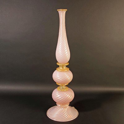 Großer Lampenfuß, Barovier & Toso Murano, opak-rosa Glas mundgeblasen, in sich gedreht, dazwischen zwei Glieder aus Klarglas, mit eingeschmolzenem ...