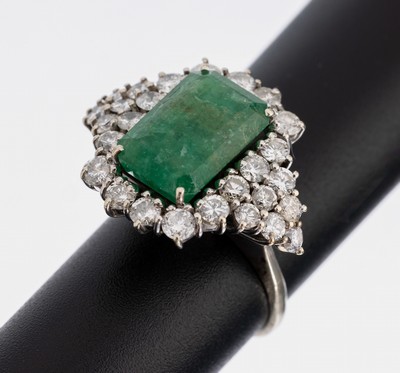 14 kt Gold Smaragd-Brillant-Ring, WG 585/000, mittig facett. Smaragd ca. 3.20 ct (Risse/Kerben/Einschlüsse), umgeben von 28 Brillanten zus. ca. ...