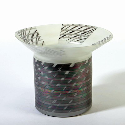 Vase, Isgard Moje-Wohlgemuth, dat. 1994, farbloses Glas mit gelösten Metallverbindungen, signiert und dat., ausgestellter Kragen, H. ca. 18cm, D. ...
