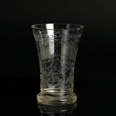 Andenkenglas, Böhmen, um 1860, farbloses Glas reich geschliffen, in Kartuschen: Hirschensprung und Mühlbrunn sowie der Name Octavia, H. ca. 13cm