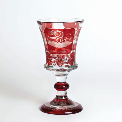 Andenkenglas, Böhmen, Mitte 19. Jh., farbloses Glas rubiniert, 3 fein geschliffene Kartuschen: Gesundheit, Glück und Freude, Weinlaub, H. ca. ...