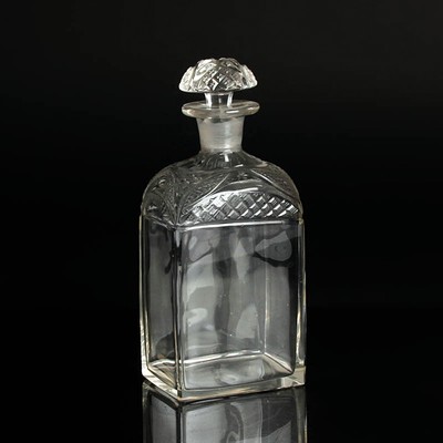 2 Karaffen, Böhmen, um 1870-80, farbloses Kristallglas geschnitten und geschliffen, H. ca. 26.5cm bzw. 17.5 cm, l. Alters- u. Gebr.-sp., min. best.