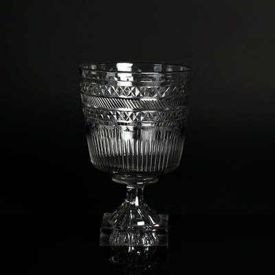 Großes Kelchgefäß, Böhmen, um 1850, farbloses Kristallglas im sog. Steinelschliff, H. ca. 19.5 cm, D. ca. 13cm, l. Alterssp., min. best.