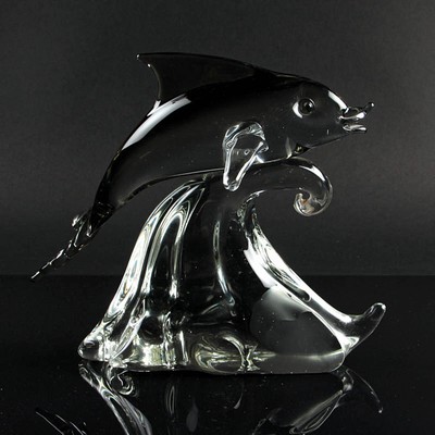 Zwei Glasskulpturen, Alfredo Barbini Murano, 1980er Jahre, Delfin auf Welle, farbloses Glas und Fisch partiell rauchfarben, H. ca. 26cm bzw. 20cm