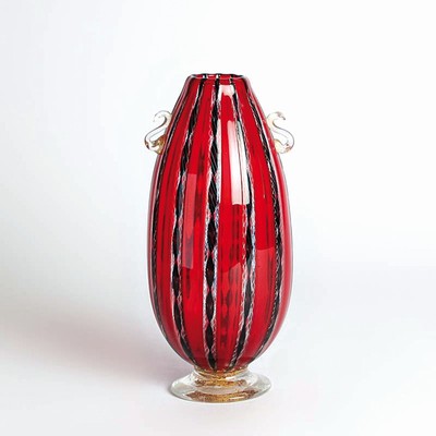 Vase, Fratelli Toso Murano, 1960er Jahre, mundgeblasenes Glas in rot-schwarzer zanfirico Technik, aufgesetzte angedeutete Henkel, H. ca. 23cm