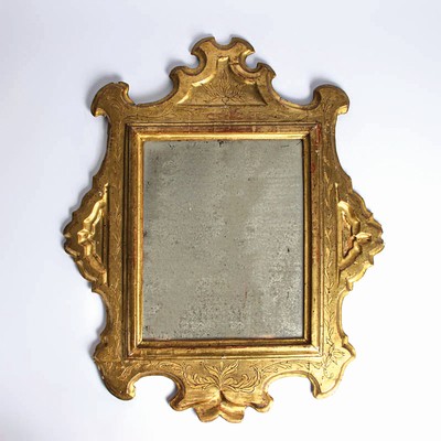Barocker Wandspiegel, wohl Italien, 18. Jh.,Holzrahmen mit vegetabilen Flachschnitzereien und Pediment-Vergoldung, Spiegelfolie korr., ca. 68x56 cm, ...