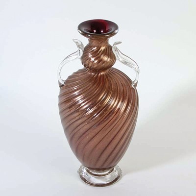 Doppelhenkelvase, wohl Ercole Barovier, Murano, farbloses Glas mit sog. Aventurin- Einshcmelzung, in sich gedreht, H. ca. 28cm