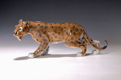 Tierplastik/Skulptur, Rosenthal, 2. Hälfte 2. Hälfte 20. Jh., schreitender Gepard, Unterglasurbemalung, num. 5311, L. ca. 14.5 x 36 cm, 2. Wahl