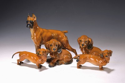 5 Tierplastiken/Tierfiguren, Rosenthal, 2. Hälfte 20. Jh., 2. Wahl, stehender Boxer, 18 x 17 cm, zwei sitzende Dackel Entwurf Küspert, H. 9 cm, ...
