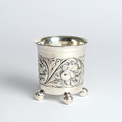 Silberbecher, 20.Jh., 830er-Silber, barockisierender Dekor mit Blüten und Ranken, drei Kugelfüße, ungedeutete Vogelmarke, ca. 149 g, H. 9 cm