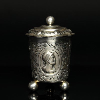 Kugelfußbecher mit Deckel, deutsch, 19.Jh., Silber geprüft, umlaufend drei Bildniskartuschen mit römischen Honoranten, Meistermarke HL, ...